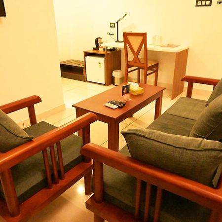 Hotel Thamburu International 特里凡得琅 外观 照片