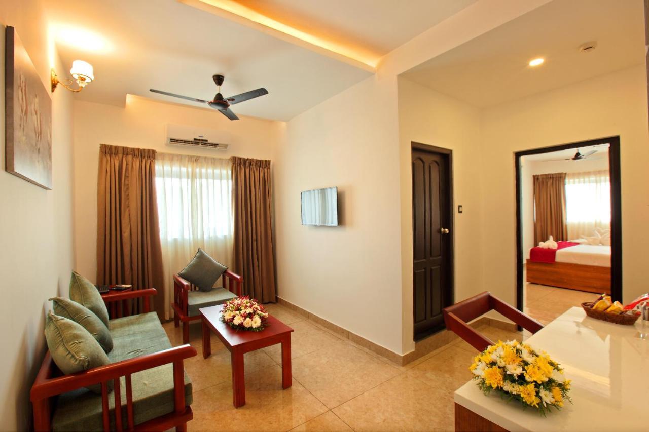 Hotel Thamburu International 特里凡得琅 外观 照片