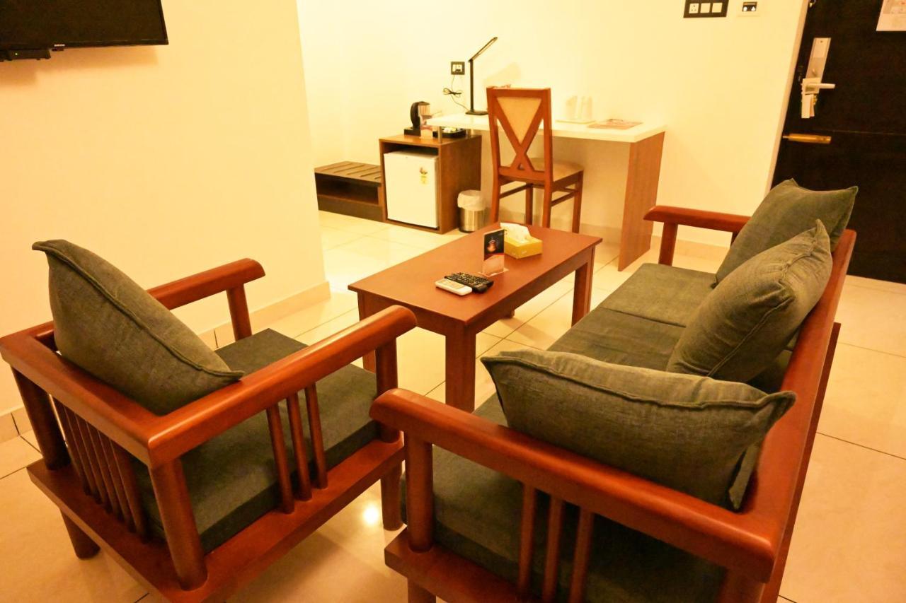 Hotel Thamburu International 特里凡得琅 外观 照片