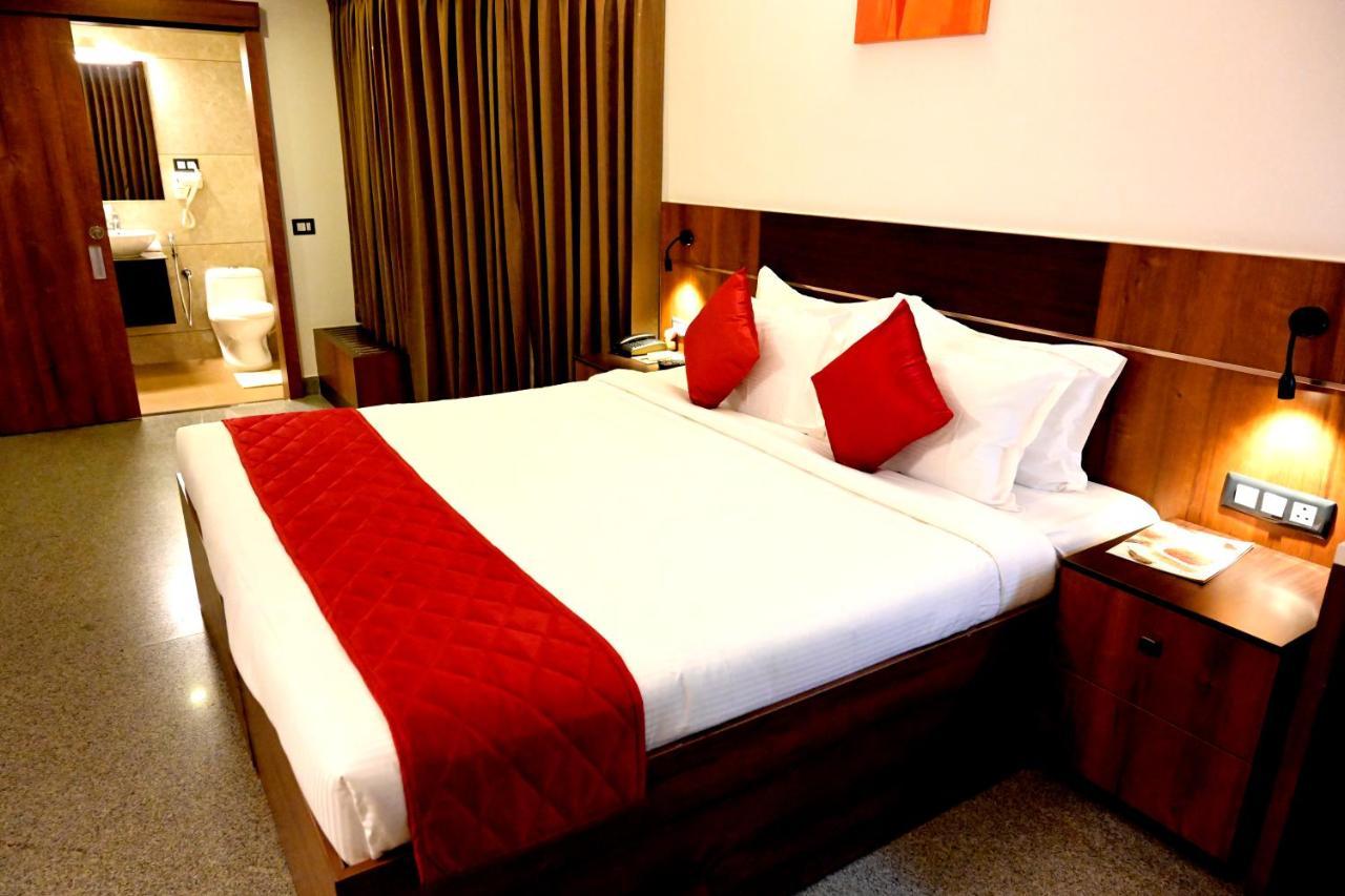 Hotel Thamburu International 特里凡得琅 外观 照片