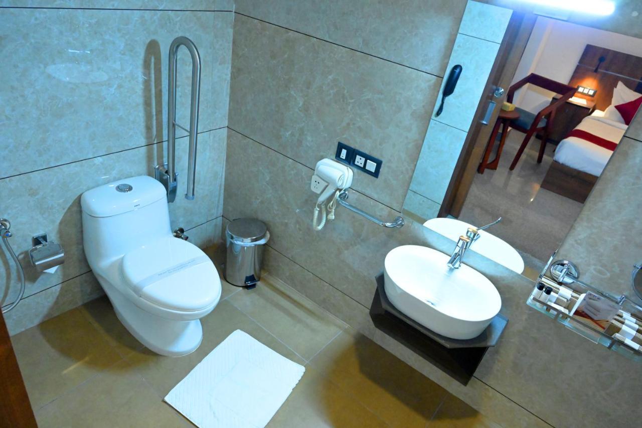 Hotel Thamburu International 特里凡得琅 外观 照片